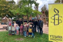 Kindergartenkinder des Paul-Gerhardt-Kindergarten in Kulmbach unter der Leitung von Monika Hoffmann, Schüler*innen der 12. Klasse der Maurer*innen und Betonbauer*innen der UNESCO-Projektschule Berufliches Schulzentrum Kulmbach, 3. Bürgermeister Dr. Ralf Hartnack (ganz rechts im Bild) vor dem Baum der Menschenrechte in Kulmbach (am Spielplatz Ruster Garten)